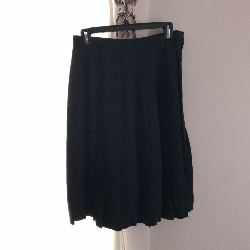 Pleated black skirt